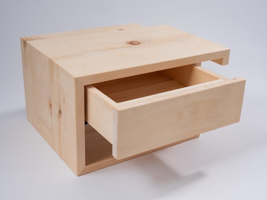 Nachtkästchen aus Zirbenholz mit Soft-Close-Schublade – linke Ausführung