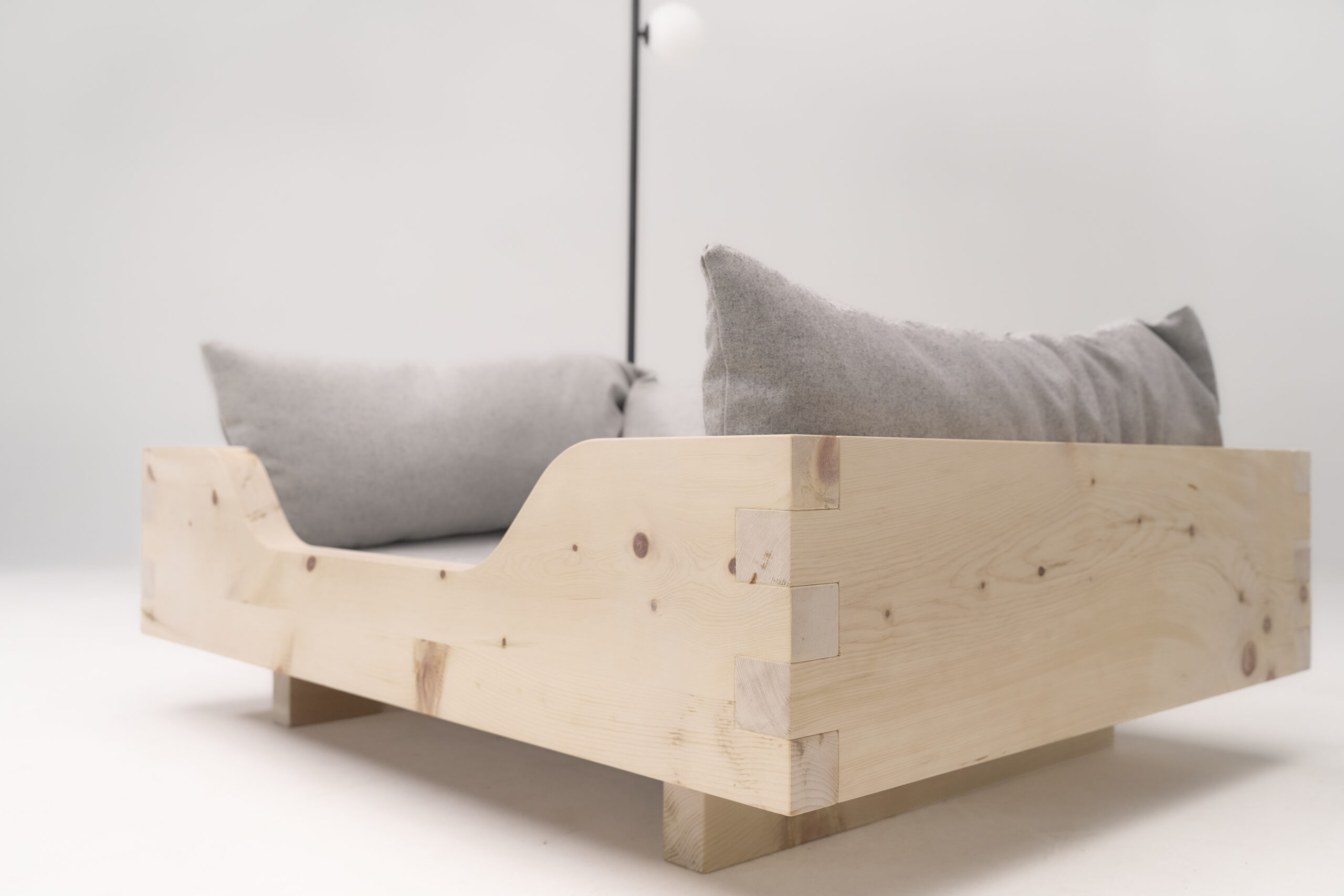 Zirben Hundebett mit Loden und integriertem Lattenrost, Detailansicht der massiven Holzlatten