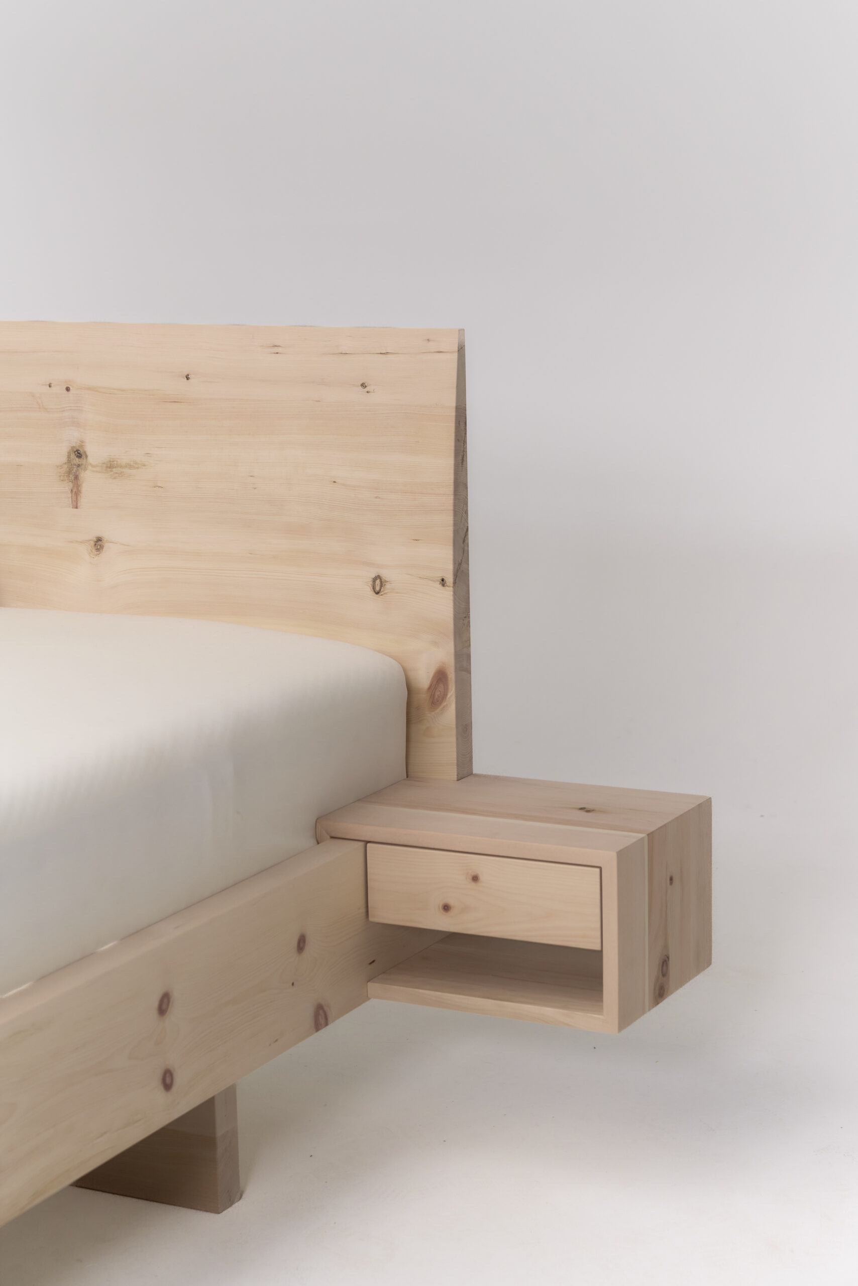 Hängendes Nachtkästchen aus Zirbenholz mit Soft-Close-Schublade – handgefertigt und naturbelassen, perfekt passend zu Zirbe1880 Betten