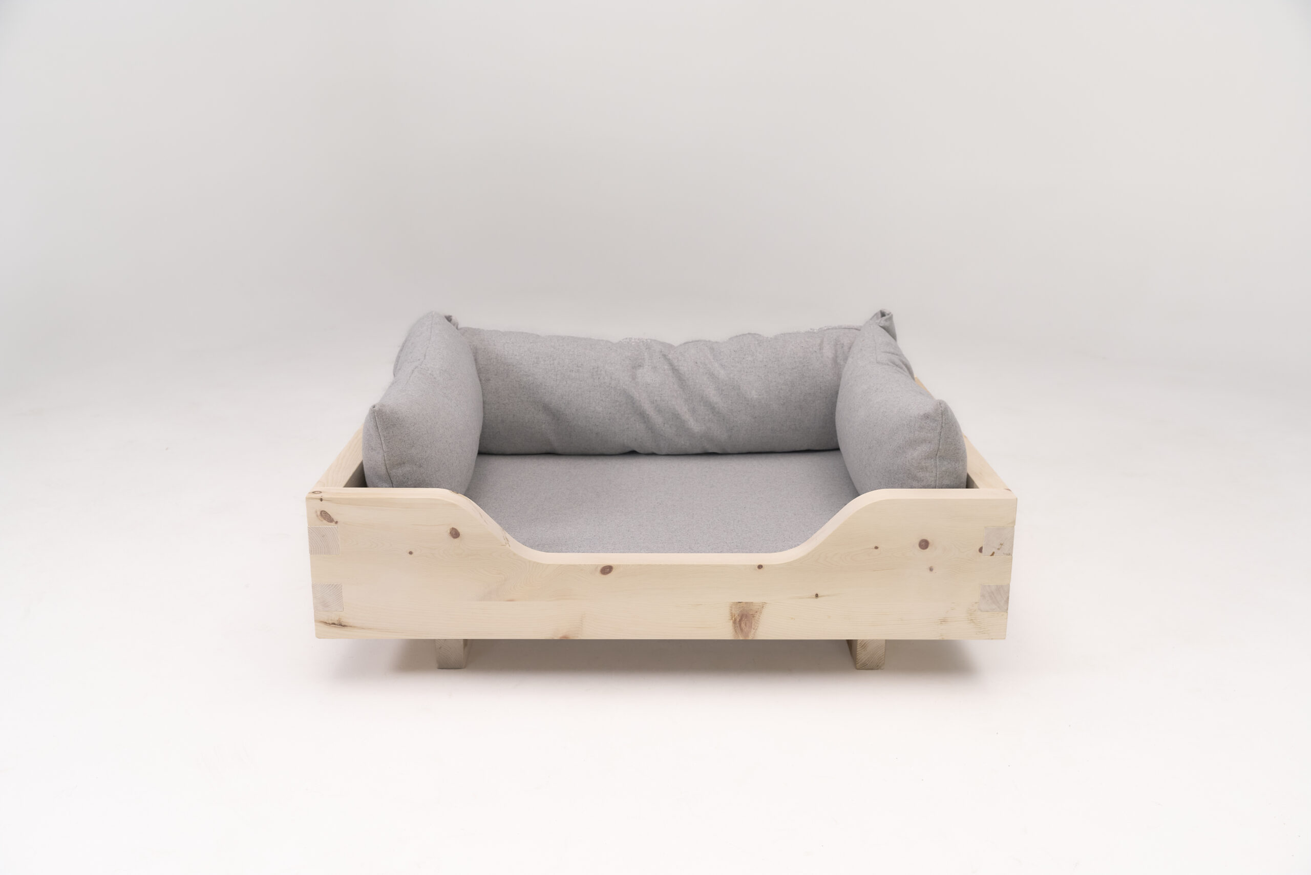 Zirben Hundebett mit Loden und integriertem Lattenrost, handgefertigt aus massivem Zirbenholz mit zwei Standfüßen