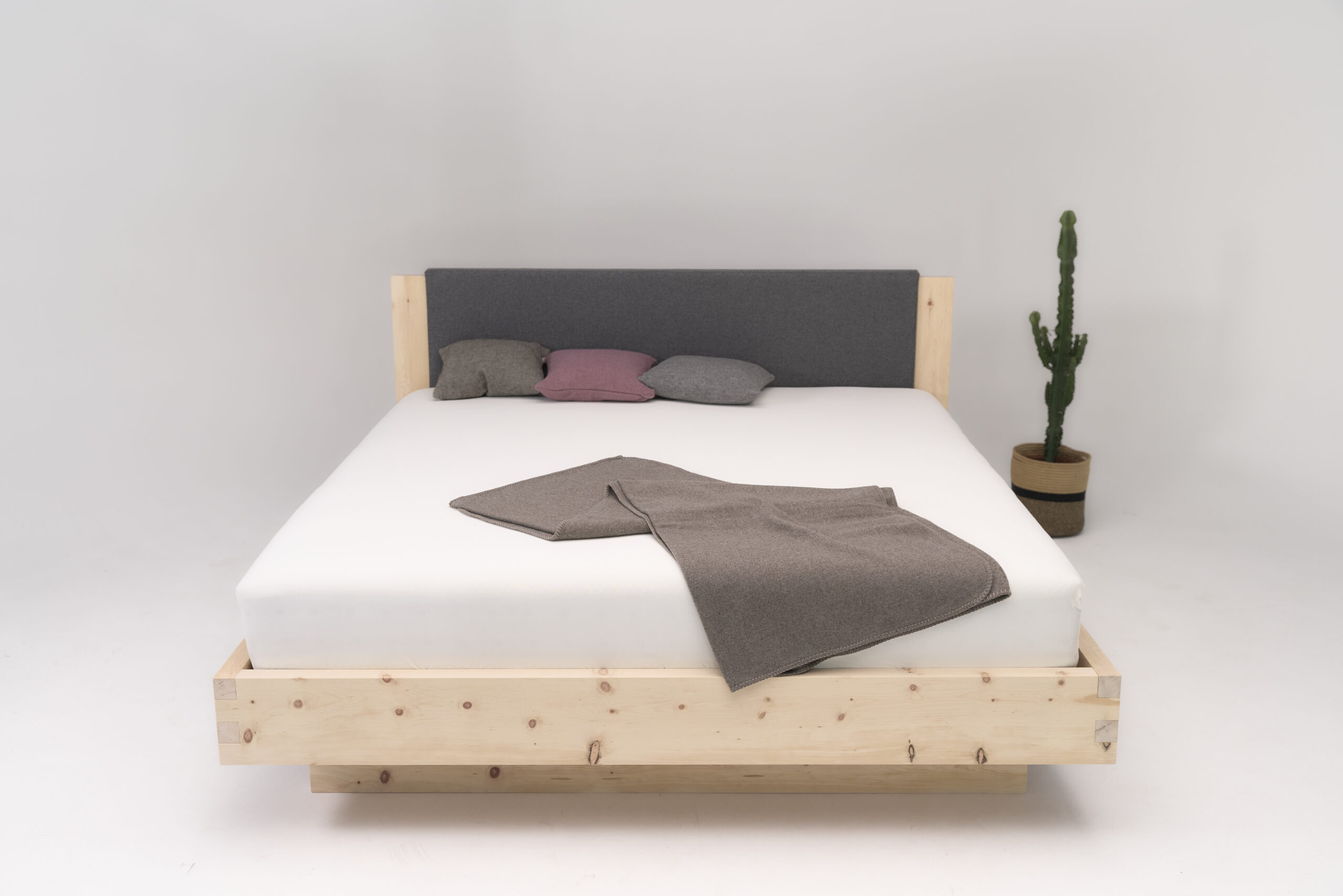 Massiver Zirbenholzrahmen des Loden-Zirbenbetts mit feiner Holzmaserung – naturbelassen, handgeschliffen und metallfrei gefertigt