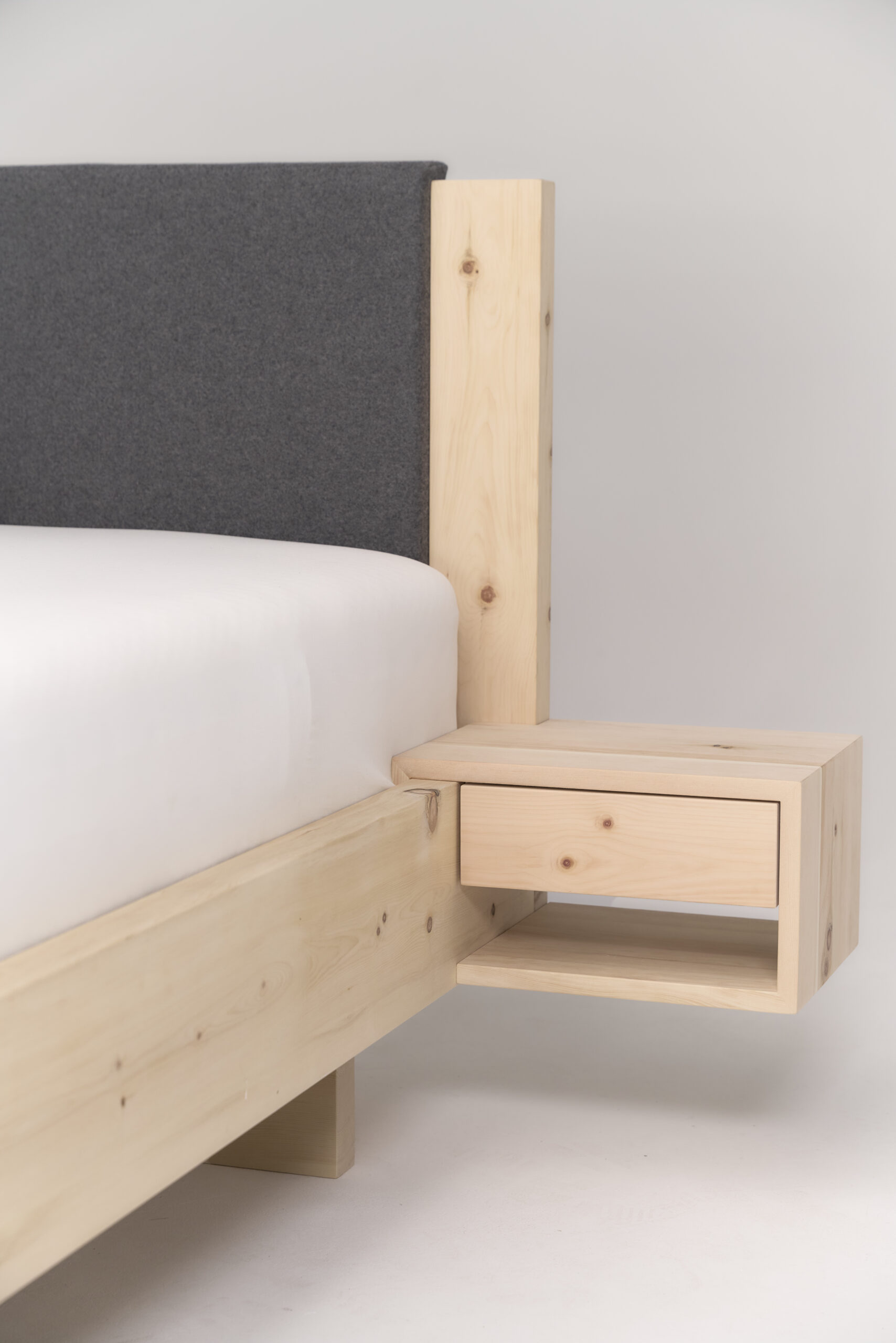 Loden Zirbenbett von Zirbe1880 in einem modernen alpinen Schlafzimmer – massives Zirbenholz, Tiroler Loden und schwebendes Design