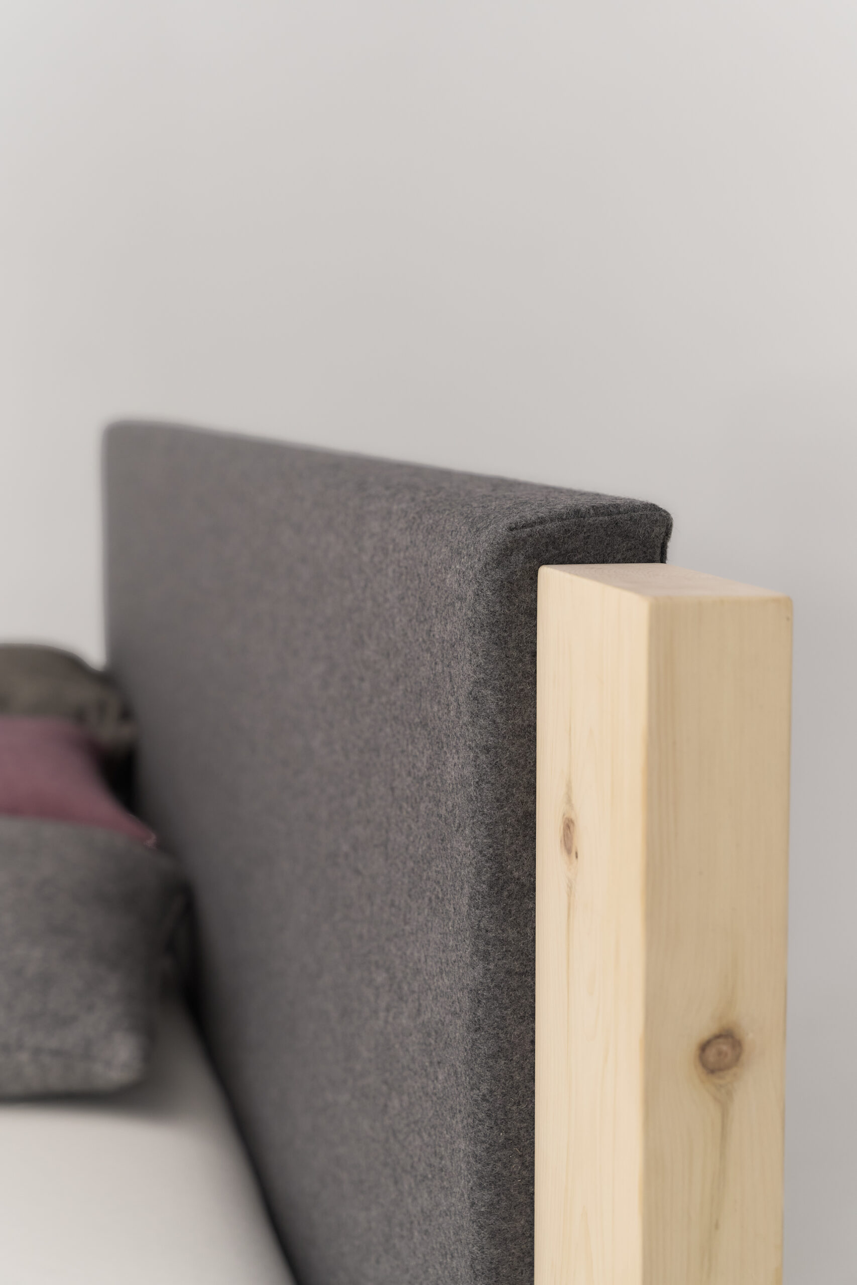 Handgefertigtes Loden-Zirbenbett mit edlem Tiroler Lodenkopfteil aus reiner Schafwolle – natürliche Eleganz aus den Alpen