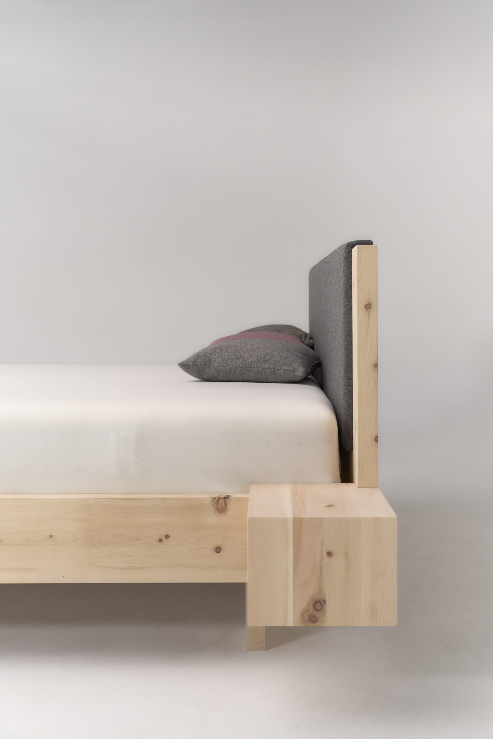 Tischler bei der handwerklichen Herstellung des Loden-Zirbenbetts in der Werkstatt von Zirbe1880 – echte alpine Handwerkskunst