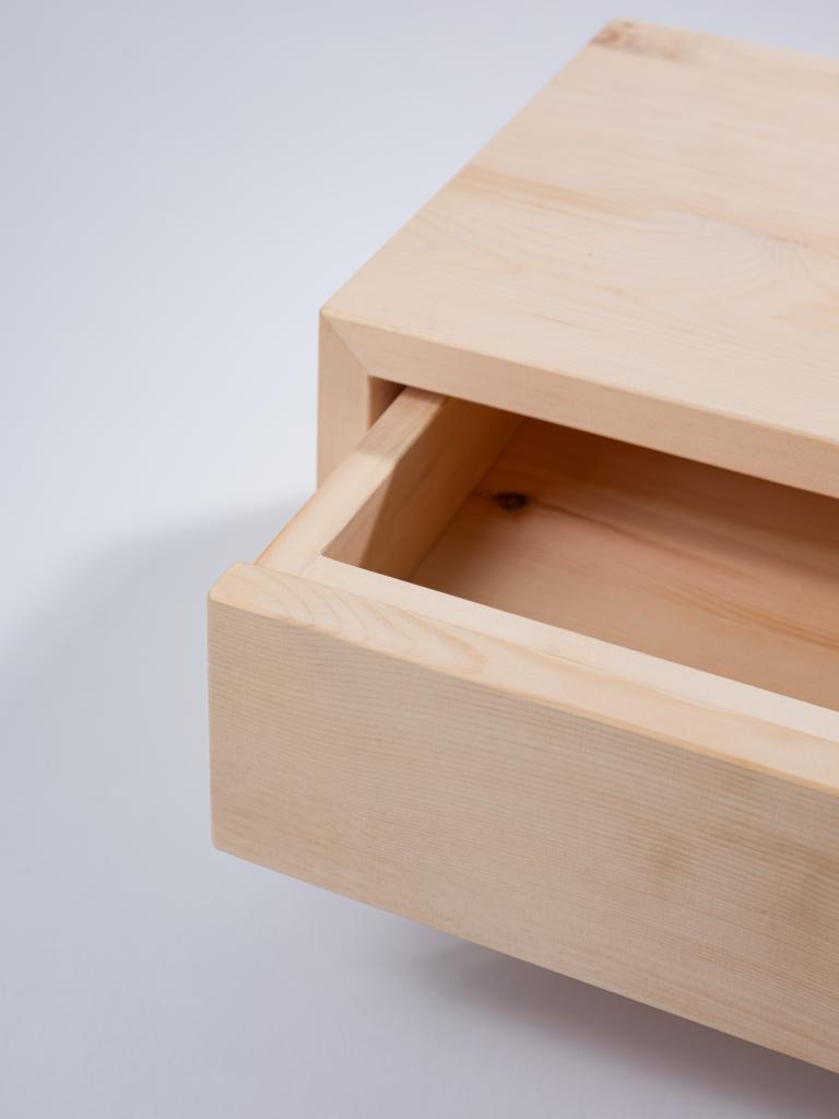 Handgefertigtes Zirben-Nachtkästchen mit Schließdämpfung – rechte Ausführung